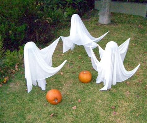 Floating Jack-O'-Lanterns: Carving a Unique Halloween Display